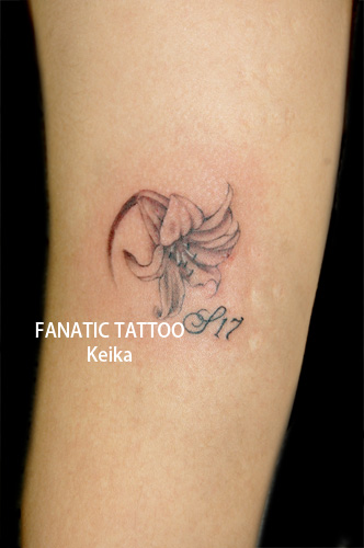 Small Lily Tattoo ユリのワンポイント 刺青/Keika_FanaticTattoo