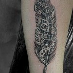 メかな羽のブラック＆グレータトゥー – Mechanical,Feather Tattoo