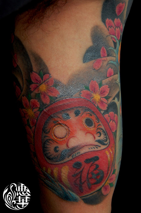 達磨に桜の和彫り刺青 – Daruma,Cherryblossom, Japanese Tattoo 恵華