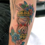 砂時計と花のタトゥー – Sandglass,Flower,American traditional Tattoo