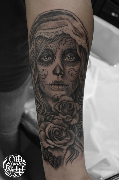 シュガースカルメイクの女性タトゥー Skull Girl Black Gray Tattoo 恵華 Keika 東京港区田町のタトゥースタジオ 墨篝 Sumi Kagari