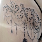 太ももに施したクロスと宝石のトライバルタトゥー。 東京都港区の女性彫師 恵華・プライベートタトゥースタジオ墨篝によるオーダーメイドの十字架タトゥー・刺青作品です。