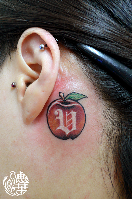 耳裏,林檎のタトゥー,Apple, Small Tattoo,女性彫師 恵華-Keika-