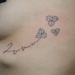 花とレターのタトゥー – Flower,Letter tattoo