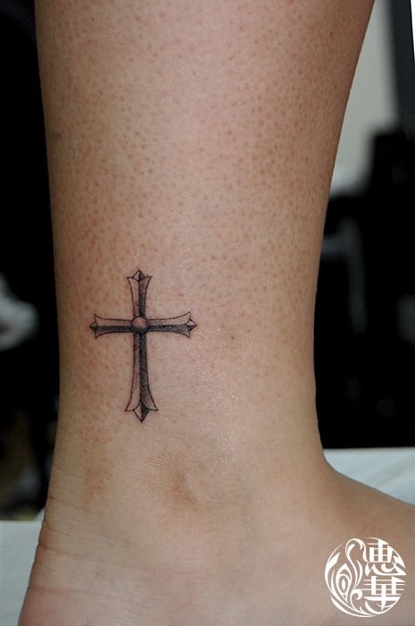 クロスのワンポイントタトゥー,Cross,Small Tattoo,刺青・タトゥースタジオ 女性彫師 恵華-Keika-
