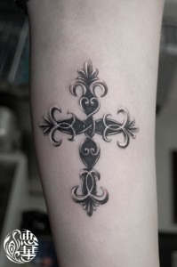 腕に施したクロスのブラック&グレータトゥー。 東京都港区の女性彫師 恵華・プライベートタトゥースタジオ墨篝によるオーダーメイドの十字架タトゥー・刺青作品です。