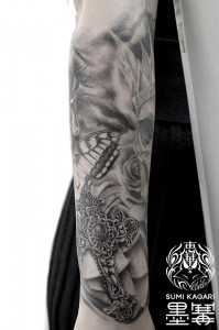 腕に施した目,バラ,蝶,クロスのブラック&グレータトゥー。 東京都港区の女性彫師 恵華・プライベートタトゥースタジオ墨篝によるオーダーメイドの十字架タトゥー・刺青作品です。