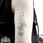 手とバラのタトゥー – Hand, Rose Tattoo