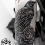 カラスのブラック&グレータトゥー – Raven Tattoo