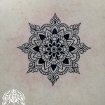曼荼羅のタトゥー – Mandala Tribal Tattoo