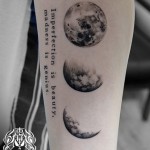 月とレターのタトゥー – Moon, Letter Tattoo
