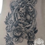 虎と花のブラック&グレータトゥー – Tiger, Flower Tattoo
