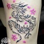 龍に桜のトライバルタトゥー – Dragon,Sakura Tribal Tattoo