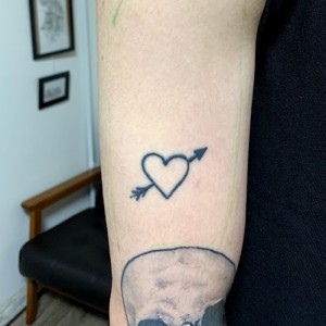 腕に施したカラスのブラック&グレータトゥー。 東京都港区の女性彫師 恵華・プライベートタトゥースタジオ墨篝によるオーダーメイドの鳥タトゥー・刺青作品です。