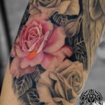腕に施したピンクのバラのタトゥー。 東京都港区の女性彫師 恵華・プライベートタトゥースタジオ墨篝によるオーダーメイドのタトゥー・刺青作品です。