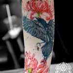カラスと彼岸花の水彩タトゥー – Raven and cluster amaryllis Tattoo 