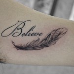 羽とレターのブラック&グレータトゥー – Feather tattoo