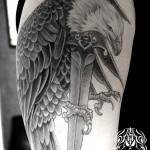 鷲と剣のブラック&グレータトゥー – Eagle and Sword Tattoo