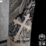 バラとクロスのブラック&グレータトゥー – Rose,Cross,Black and Gray Tattoo