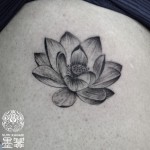 蓮のブラック&グレータトゥー – Lotus Black and Gray Tattoo