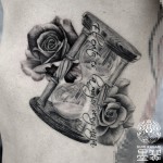 砂時計とバラのブラック&グレータトゥー – hourglass, Rose, Black and Gray Tattoo