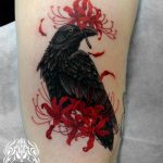 腕に施したカラスと彼岸花のタトゥー。 東京都港区の女性彫師 恵華・プライベートタトゥースタジオ墨篝によるオーダーメイドのタトゥー・刺青作品です。