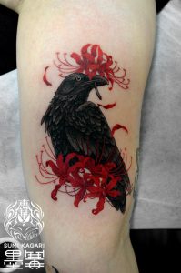 腕に施したカラスと彼岸花のタトゥー。 東京都港区の女性彫師 恵華・プライベートタトゥースタジオ墨篝によるオーダーメイドのタトゥー・刺青作品です。