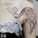 腕から胸に施したヘビと桔梗のトライバルタトゥー。 東京都港区の女性彫師 恵華・プライベートタトゥースタジオ墨篝によるオーダーメイドのタトゥー・刺青作品です。