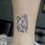 腰に施したクジラと花のタトゥー。 東京都港区の女性彫師 恵華・プライベートタトゥースタジオ墨篝によるオーダーメイドのタトゥー・刺青作品です。