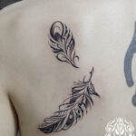 背中に施した羽のトライバルタトゥー。 東京都港区の女性彫師 恵華・プライベートタトゥースタジオ墨篝によるオーダーメイドの繊細なタトゥー・刺青作品です。