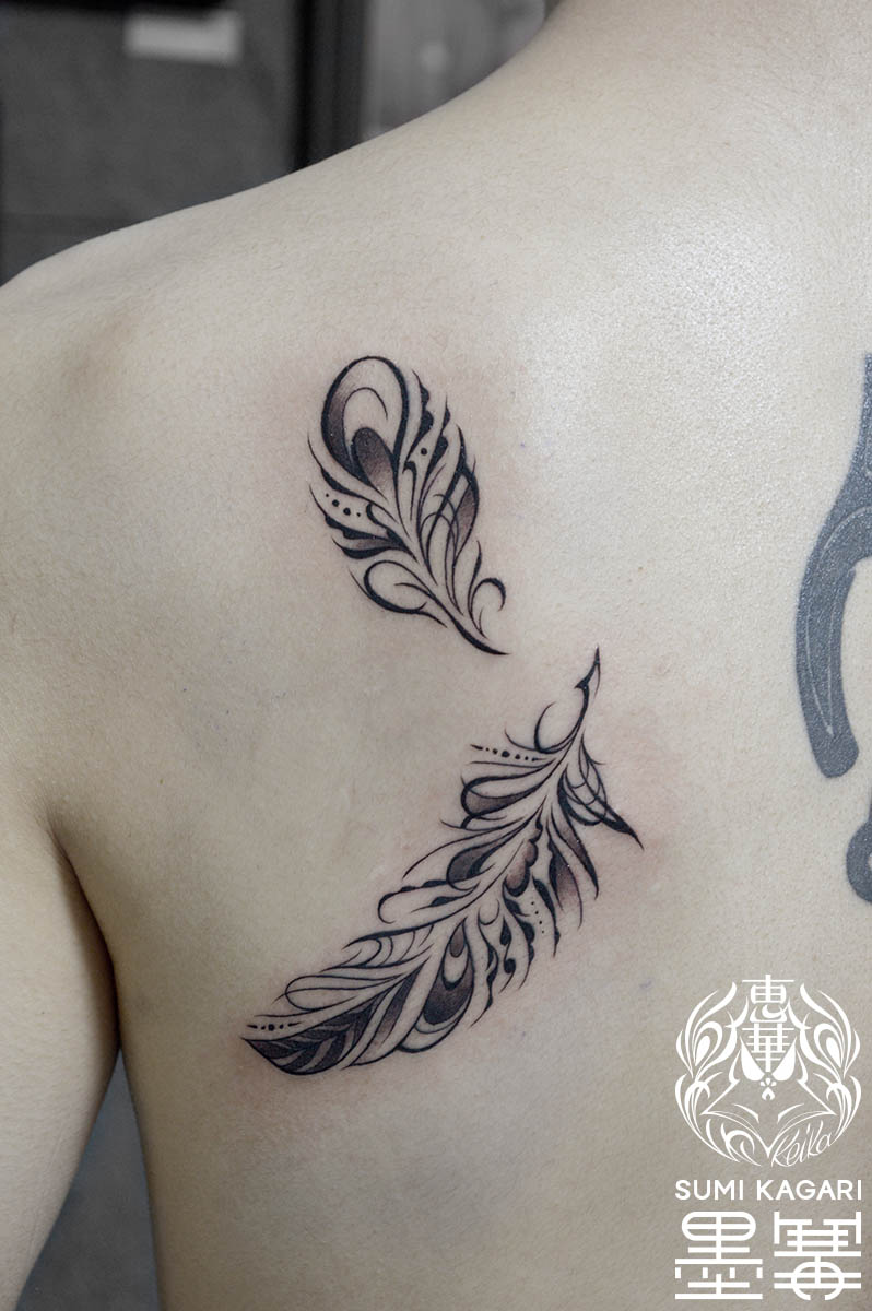 背中に施した羽のトライバルタトゥー。 東京都港区の女性彫師 恵華・プライベートタトゥースタジオ墨篝によるオーダーメイドの繊細なタトゥー・刺青作品です。