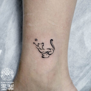 足首に施した猫のワンポイントタトゥー。 東京都港区の女性彫師 恵華・プライベートタトゥースタジオ墨篝によるオーダーメイドの動物タトゥー・刺青作品です。