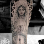 腕に施したマリア、天使,懐中時計のブラック&グレータトゥー。 東京都港区の女性彫師 恵華・プライベートタトゥースタジオ墨篝によるオーダーメイドのリアルなタトゥー・刺青作品です。