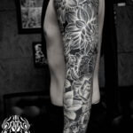 腕に施した花のブラックアームタトゥー。 東京都港区の女性彫師 恵華・プライベートタトゥースタジオ墨篝によるオーダーメイドのフルスリーブタトゥー・刺青作品です。