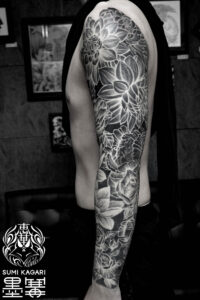腕に施した花のブラックアームタトゥー。 東京都港区の女性彫師 恵華・プライベートタトゥースタジオ墨篝によるオーダーメイドのフルスリーブタトゥー・刺青作品です。