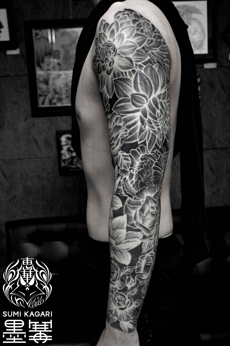 腕に施した花のブラックアームタトゥー。 東京都港区の女性彫師 恵華・プライベートタトゥースタジオ墨篝によるオーダーメイドのフルスリーブタトゥー・刺青作品です。