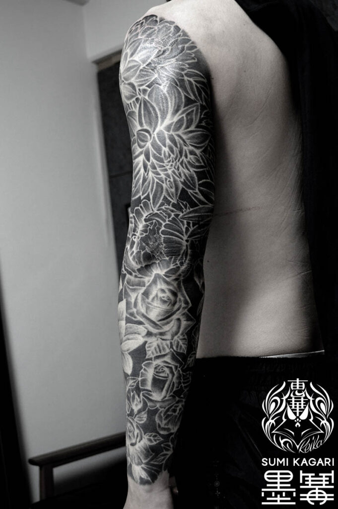 腕に施した花のブラックアームタトゥー。 東京都港区の女性彫師 恵華・プライベートタトゥースタジオ墨篝によるオーダーメイドのフルスリーブタトゥー・刺青作品です。