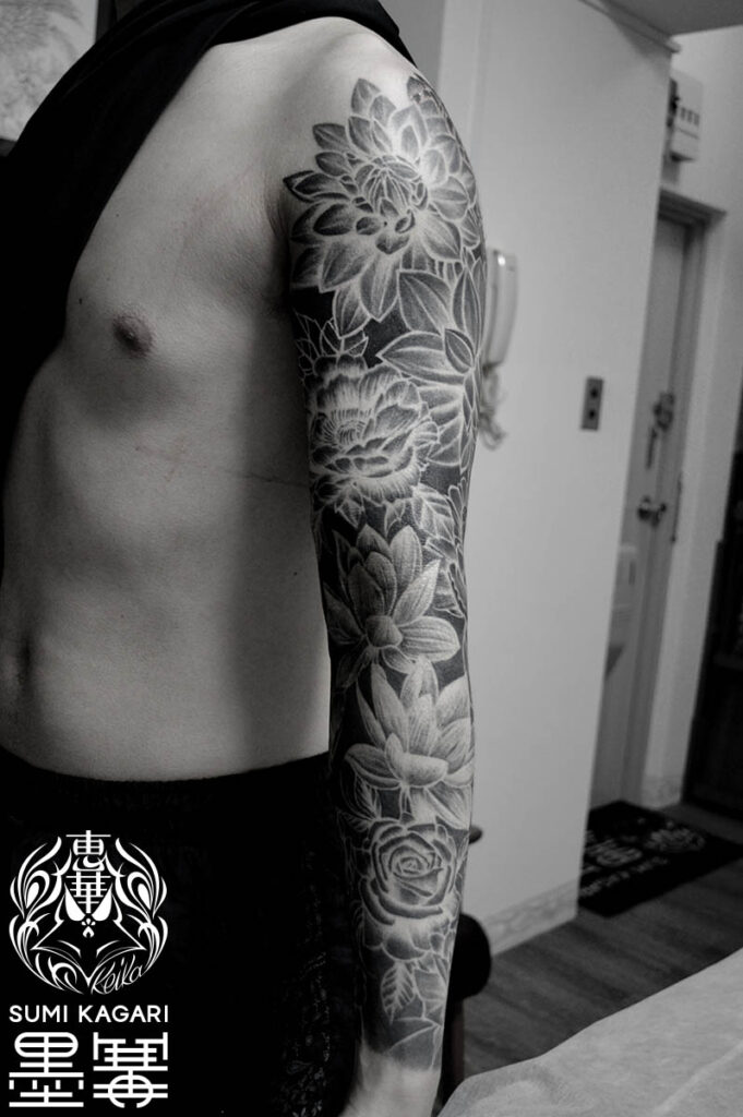 腕に施した花のブラックアームタトゥー。 東京都港区の女性彫師 恵華・プライベートタトゥースタジオ墨篝によるオーダーメイドのフルスリーブタトゥー・刺青作品です。
