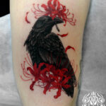 腕に施したカラスと彼岸花のタトゥー。 東京都港区の女性彫師 恵華・プライベートタトゥースタジオ墨篝によるオーダーメイドのタトゥー・刺青作品です。