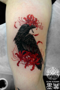 腕に施したカラスと彼岸花のタトゥー。 東京都港区の女性彫師 恵華・プライベートタトゥースタジオ墨篝によるオーダーメイドのタトゥー・刺青作品です。