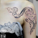 腕から胸に施したヘビと桔梗のトライバルタトゥー。 東京都港区の女性彫師 恵華・プライベートタトゥースタジオ墨篝によるオーダーメイドのタトゥー・刺青作品です。