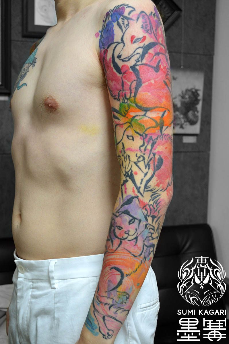 腕に施した水彩の動物タトゥー 。 東京都港区の女性彫師 恵華・プライベートタトゥースタジオ墨篝によるオーダーメイドの九尾、猫又、犬神など和のフルスリーブタトゥー・刺青作品です。