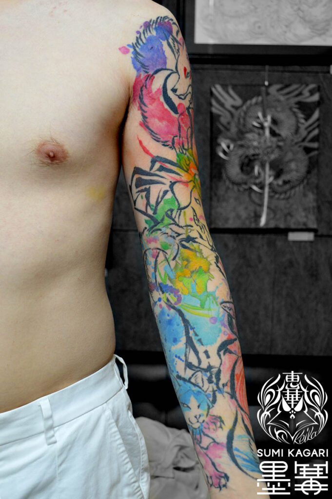腕に施した水彩の動物タトゥー 。 東京都港区の女性彫師 恵華・プライベートタトゥースタジオ墨篝によるオーダーメイドの九尾、猫又、犬神など和のフルスリーブタトゥー・刺青作品です。
