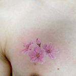胸に施した淡い桜のタトゥー 。 東京都港区の女性彫師 恵華・プライベートタトゥースタジオ墨篝によるオーダーメイドの花タトゥー・刺青作品です。